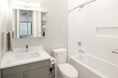 3630 Boxwood Road, Kelowna, BC - Indoor Photo Showing Bathroom