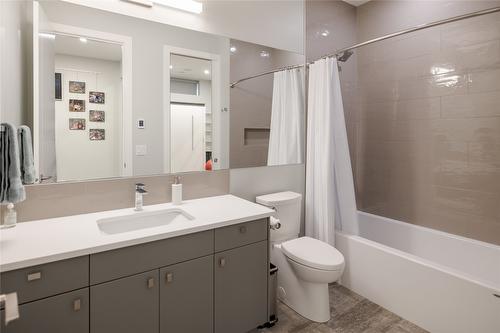 3630 Boxwood Road, Kelowna, BC - Indoor Photo Showing Bathroom