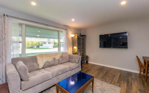 339 Pine Street, Chase, BC - Indoor Photo Showing Living Room