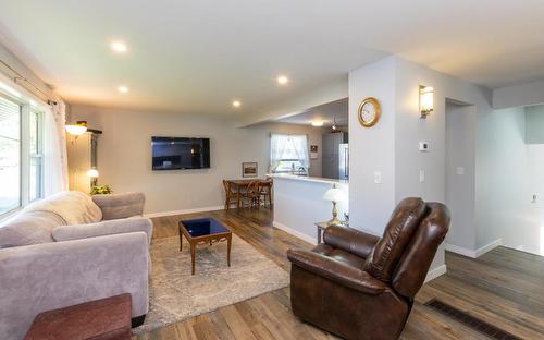 339 Pine Street, Chase, BC - Indoor Photo Showing Living Room