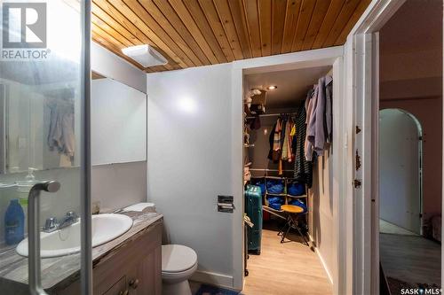 1314 Henleaze Avenue, Moose Jaw, SK - Indoor Photo Showing Bathroom