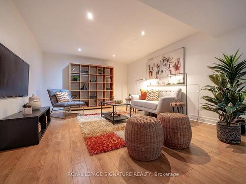 20 Moccasin Tr, Toronto, ON - Indoor Photo Showing Living Room