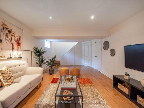 20 Moccasin Tr, Toronto, ON - Indoor Photo Showing Living Room