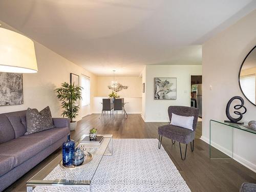 20 Moccasin Tr, Toronto, ON - Indoor Photo Showing Living Room