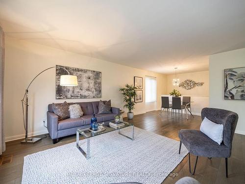 20 Moccasin Tr, Toronto, ON - Indoor Photo Showing Living Room