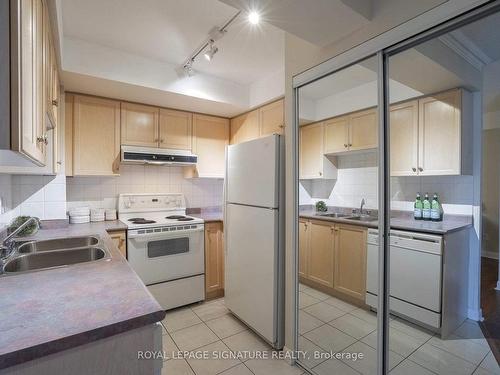 522-323 Richmond St E, Toronto, ON - Indoor Photo Showing Kitchen With Double Sink