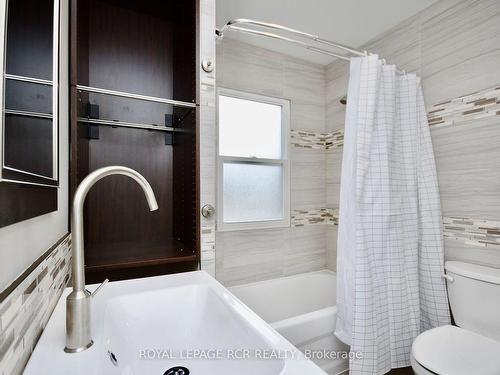 52 Drury Lane, Barrie, ON - Indoor Photo Showing Bathroom