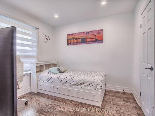 372 Wildwood Dr, Oakville, ON - Indoor Photo Showing Bedroom