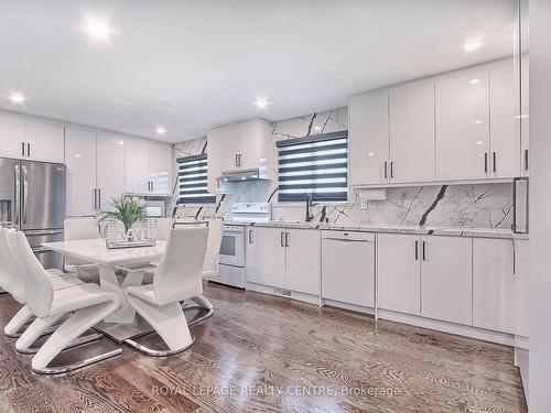 372 Wildwood Dr, Oakville, ON - Indoor Photo Showing Kitchen