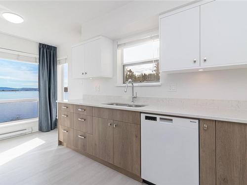 3147-2600 Ferguson Rd, Central Saanich, BC - Indoor Photo Showing Kitchen With Double Sink