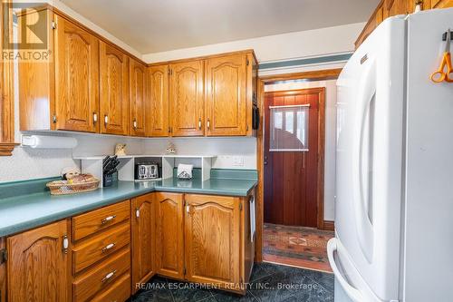 11 Wesanford Place, Hamilton, ON - Indoor Photo Showing Kitchen