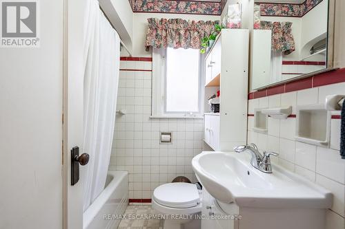 11 Wesanford Place, Hamilton, ON - Indoor Photo Showing Bathroom