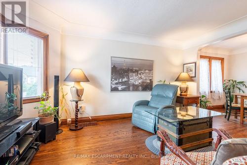 11 Wesanford Place, Hamilton, ON - Indoor Photo Showing Living Room