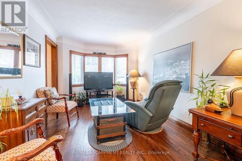 11 Wesanford Place, Hamilton, ON - Indoor Photo Showing Living Room