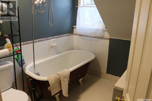 615 C Avenue N, Saskatoon, SK - Indoor Photo Showing Bathroom