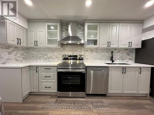 100 Leander Street E, Brampton, ON - Indoor Photo Showing Kitchen With Upgraded Kitchen