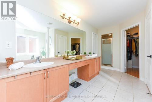 240 Butterfly Lane, Oakville, ON - Indoor Photo Showing Bathroom