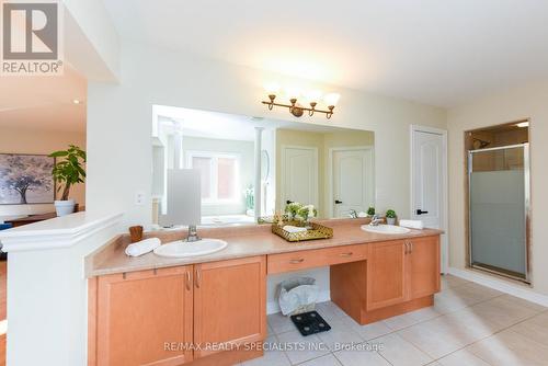 240 Butterfly Lane, Oakville, ON - Indoor Photo Showing Bathroom