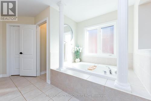 240 Butterfly Lane, Oakville, ON - Indoor Photo Showing Bathroom