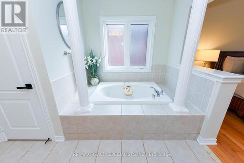 240 Butterfly Lane, Oakville, ON - Indoor Photo Showing Bathroom