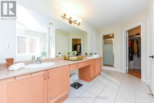 240 Butterfly Lane, Oakville, ON - Indoor Photo Showing Bathroom