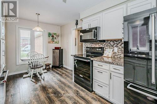 633 Amelia Crescent, Burlington, ON - Indoor Photo Showing Kitchen With Upgraded Kitchen