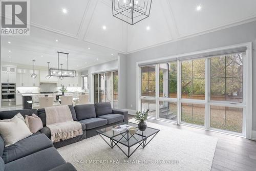 1368 Kenmuir Avenue, Mississauga, ON - Indoor Photo Showing Living Room