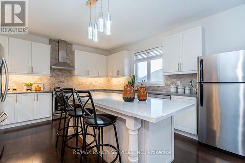 28 Stonegate Avenue, Mono, ON - Indoor Photo Showing Kitchen With Upgraded Kitchen