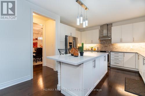 28 Stonegate Avenue, Mono, ON - Indoor Photo Showing Kitchen With Upgraded Kitchen