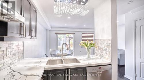 598 Summer Park Crescent, Mississauga, ON - Indoor Photo Showing Kitchen With Double Sink