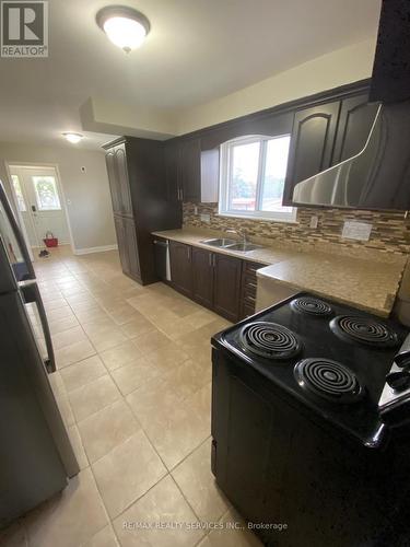 7731 Redstone Road, Mississauga, ON - Indoor Photo Showing Kitchen With Double Sink