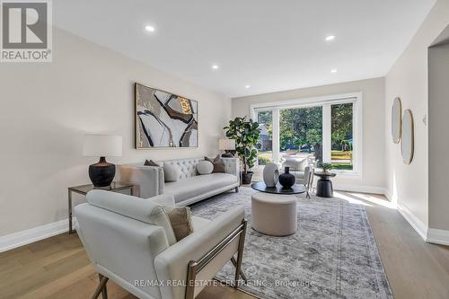 902 Kowal Drive, Mississauga, ON - Indoor Photo Showing Living Room