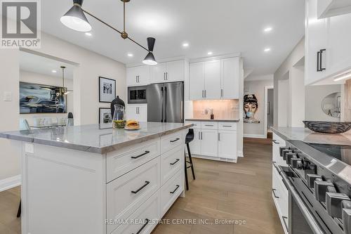 902 Kowal Drive, Mississauga, ON - Indoor Photo Showing Kitchen With Stainless Steel Kitchen With Upgraded Kitchen