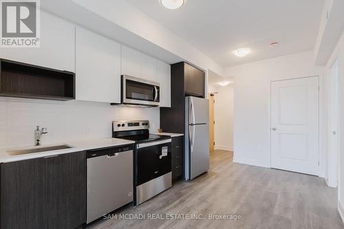 404 - 204 Burnhamthorpe Road, Mississauga, ON - Indoor Photo Showing Kitchen With Stainless Steel Kitchen