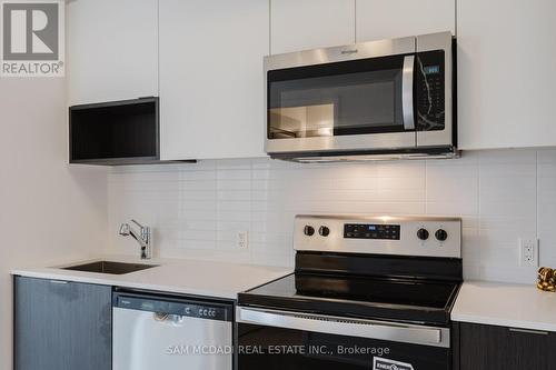 404 - 204 Burnhamthorpe Road, Mississauga, ON - Indoor Photo Showing Kitchen With Upgraded Kitchen