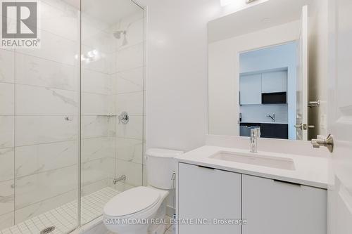 404 - 204 Burnhamthorpe Road, Mississauga, ON - Indoor Photo Showing Bathroom