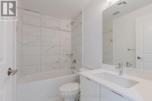 404 - 204 Burnhamthorpe Road, Mississauga, ON - Indoor Photo Showing Bathroom