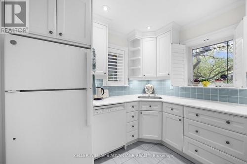 20 Superior Avenue, Toronto, ON - Indoor Photo Showing Kitchen