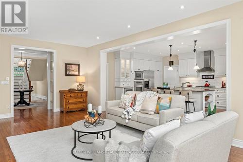 621 Cranleigh Court, Mississauga, ON - Indoor Photo Showing Living Room