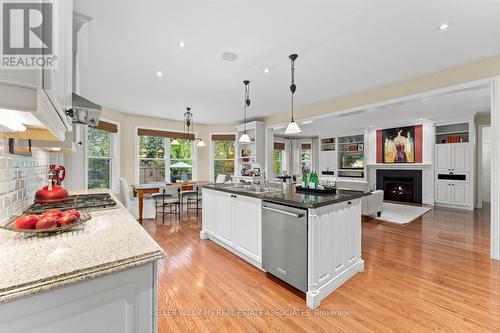 621 Cranleigh Court, Mississauga, ON - Indoor Photo Showing Kitchen With Upgraded Kitchen