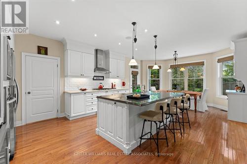 621 Cranleigh Court, Mississauga, ON - Indoor Photo Showing Kitchen With Upgraded Kitchen