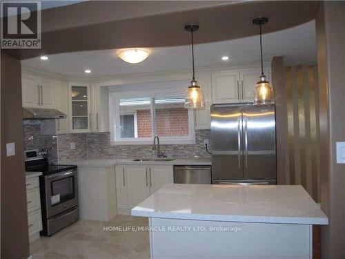 39 Abbey Road, Brampton, ON - Indoor Photo Showing Kitchen With Upgraded Kitchen