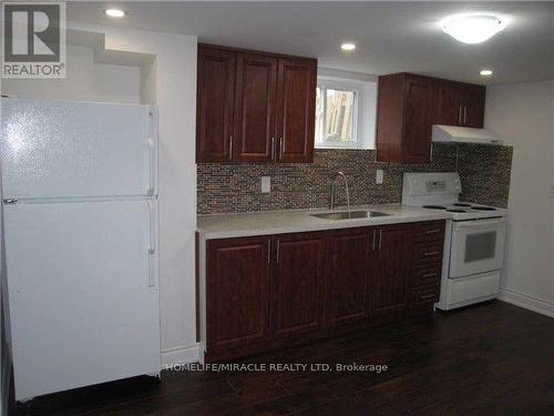 39 Abbey Road, Brampton, ON - Indoor Photo Showing Kitchen