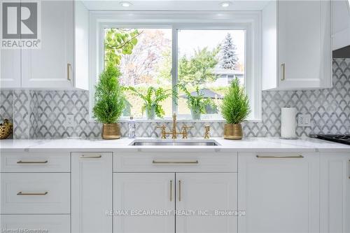 4195 Spruce Avenue, Burlington, ON - Indoor Photo Showing Kitchen With Double Sink