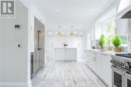 4195 Spruce Avenue, Burlington, ON - Indoor Photo Showing Kitchen With Upgraded Kitchen