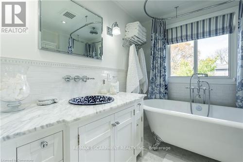 4195 Spruce Avenue, Burlington, ON - Indoor Photo Showing Bathroom