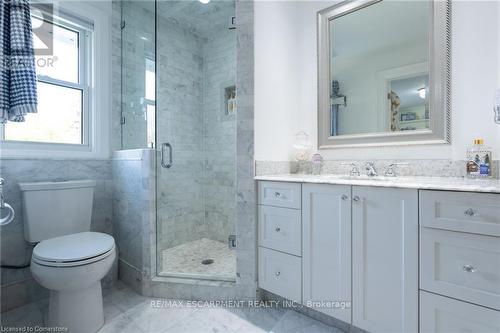 4195 Spruce Avenue, Burlington, ON - Indoor Photo Showing Bathroom