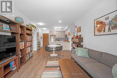 220 - 320 Plains Road E, Burlington, ON - Indoor Photo Showing Living Room