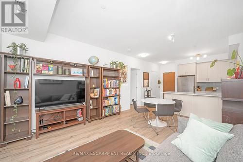 220 - 320 Plains Road E, Burlington, ON - Indoor Photo Showing Living Room