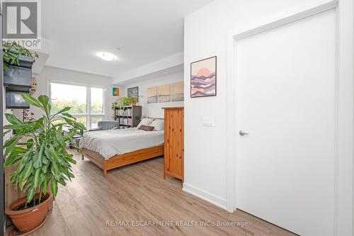 220 - 320 Plains Road E, Burlington, ON - Indoor Photo Showing Bedroom